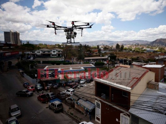 FOTOS: Con drones rocían desinfectante en varias zonas de la capital