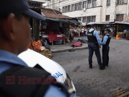 FOTOS: Así quedó la escena del crimen contra dos prestamistas colombianos frente al Instituto Hibueras