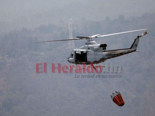 Imágenes aéreas del voraz incendio forestal que consume La Tigra