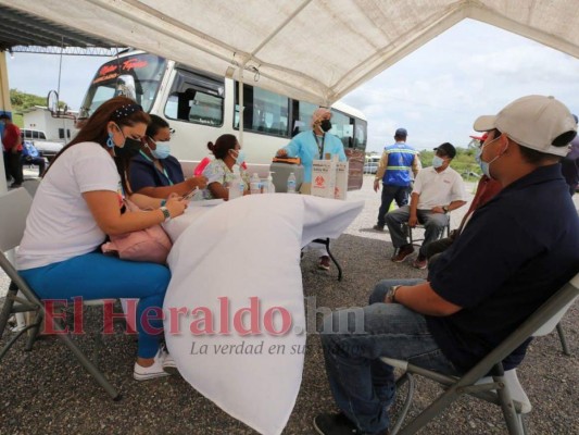 Con sticker: 'Yo me vacuné' y carnet en mano: Así se desarrolla la jornada de vacunación a transportistas en la capital (FOTOS)