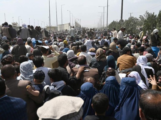 Decenas de muertos y cientos de heridos tras el ataque en las afueras del aeropuerto de Kabul, Afganistán