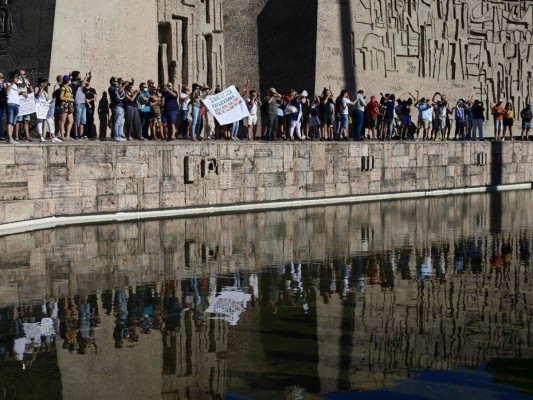 Imágenes: Fuertes protestas en Madrid tras medidas de bioseguridad adoptadas por el gobierno