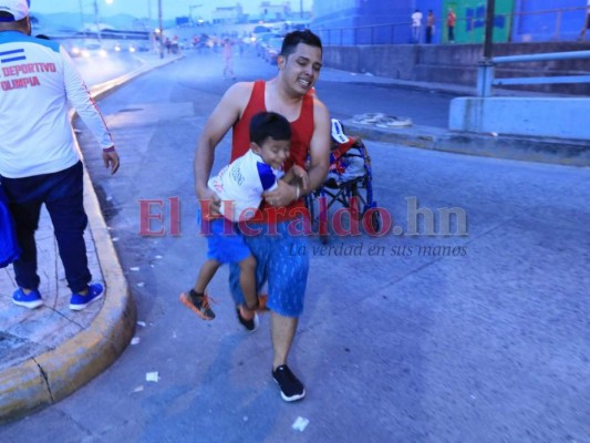 Caos, gritos desesperados y gases lacrimógenos: Los disturbios afuera del Estadio Nacional