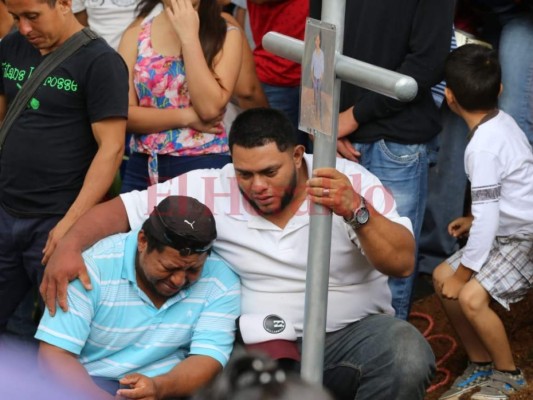 Las dramáticas imágenes del entierro de Vladimir Oquelí, joven arrastrado por la quebrada El Sapo