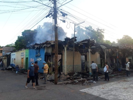 Dolorosas imágenes del incendio que arrasó varios negocios en mercado de Choluteca