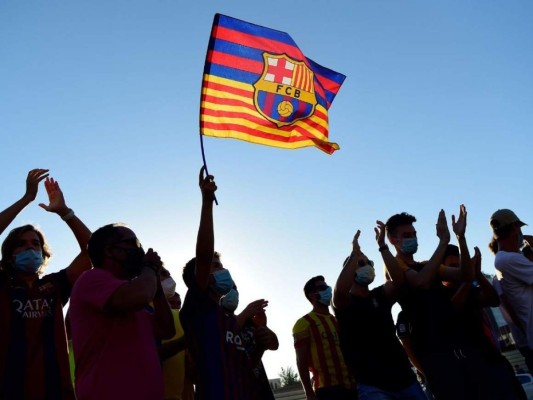 Invasión en el Camp Nou y disturbios de aficionados por la salida de Messi (FOTOS)