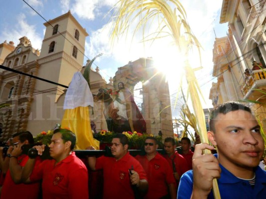 Honduras recibe la Semana Santa con miles de ramos en Tegucigalpa