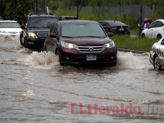 Calles bajo el agua y largas colas: lluvias dejan anegada la capital