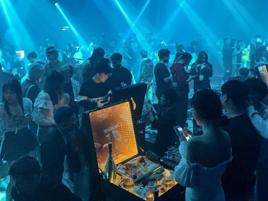 Así es el ambiente de las discotecas en Wuhan, cuna de la pandemia del covid