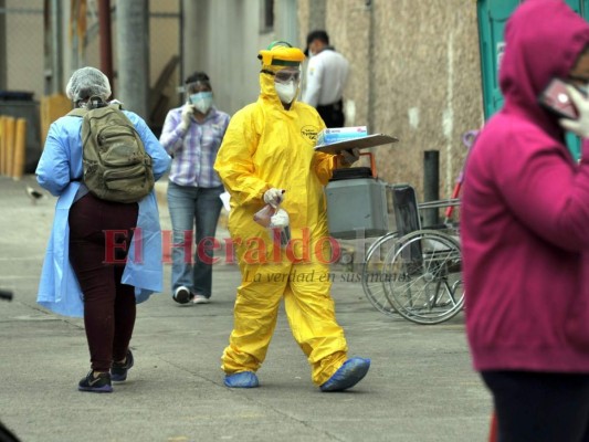 FOTOS: Agobiantes momentos afuera de la carpa de triaje del Hospital Escuela