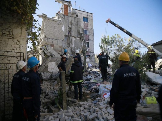 FOTOS: Desesperación y desconsuelo tras terremoto que dejó 16 muertos en Albania