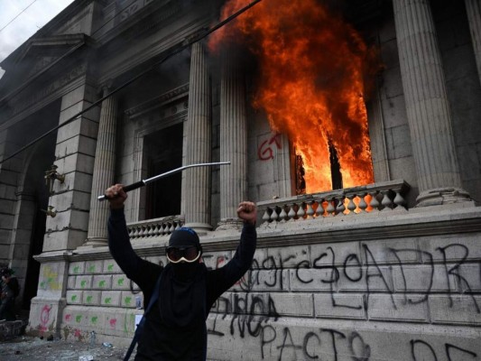 Prenden fuego a Congreso de Guatemala en protesta por reducción de fondos a Educación y Salud (FOTOS)