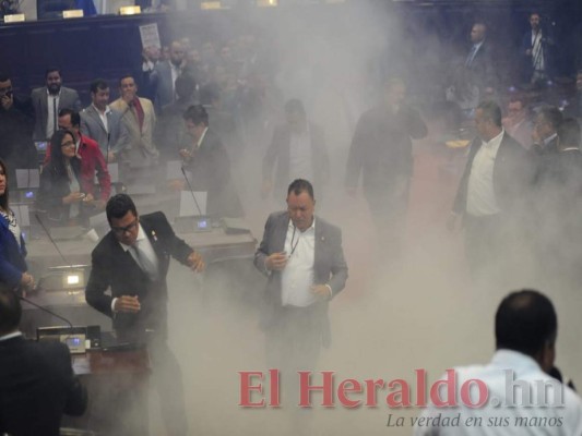 FOTOS: Empujones, cohetes y bengalas; así fue el nuevo acto de insurrección en el Congreso Nacional