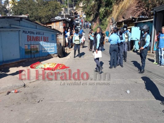 FOTOS: Luto y llanto en escena de masacre en la Villa Nueva