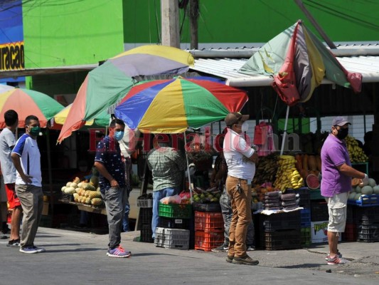 Unos en orden y otros sin acatar medidas, así acuden capitalinos a abastecerse