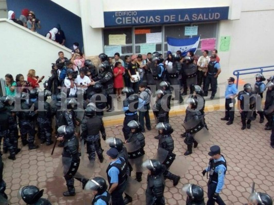 Impactantes imágenes del desalojo de estudiantes por la policía en la UNAH