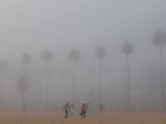 Retando al coronavirus, miles de personas abarrotaron playas de California (FOTOS)