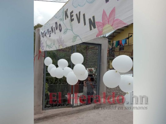 Con pancartas y globos, amigos de Kevin Solórzano lo esperan en El Chimbo (FOTOS)