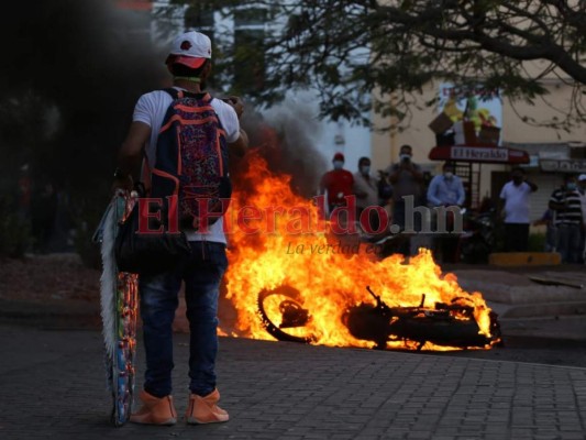 Lesionados, motos quemadas y consignas en protesta para exigir justicia para Keyla Martínez