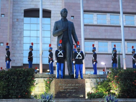 Algarabía en Plaza de las Banderas para conmemorar los 199 años de Independencia