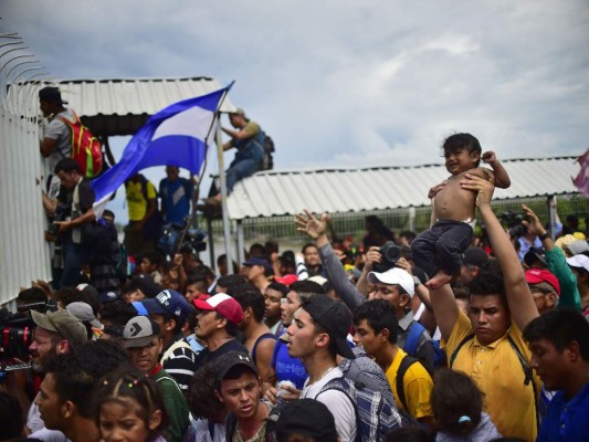 FOTOS: El rostro de dolor de los niños hondureños cuando la caravana migrante rompió los portones en la frontera con México