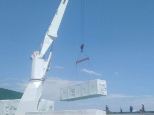 FOTOS: Así fueron embarcados los hospitales móviles que llegarían a Honduras