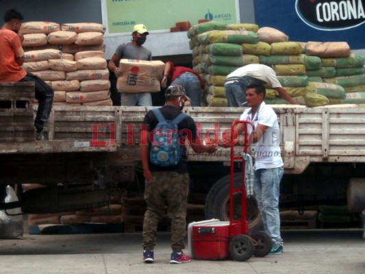 Largas filas y aglomeraciones, pese a que solo un dígito circula este lunes