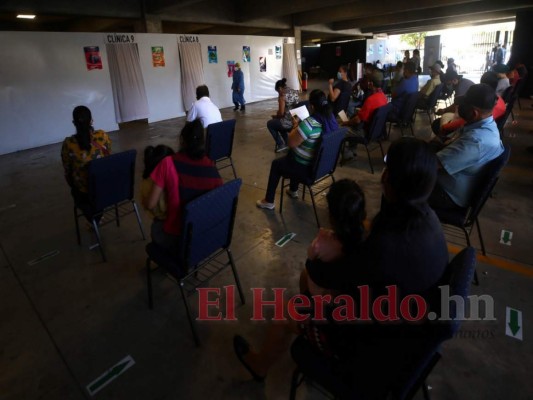 El colapso vuelve a agobiar centros de triaje en la capital (FOTOS)