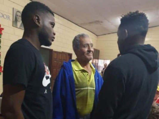 FOTOS: El noble gesto de Romell Quioto en un asilo de ancianos y en el Hospital Escuela en víspera navideña