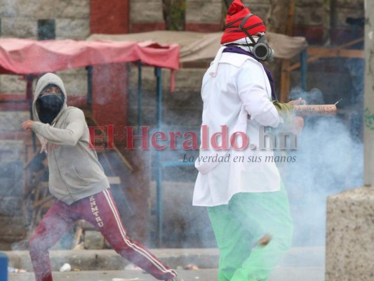 Gas lacrimógeno y 'chimbas', los protagonistas de las protestas frente a la UNAH