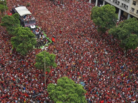 FOTOS: El multitudinario recibimiento de los hinchas al Flamengo luego de ganar la Copa Libertadores