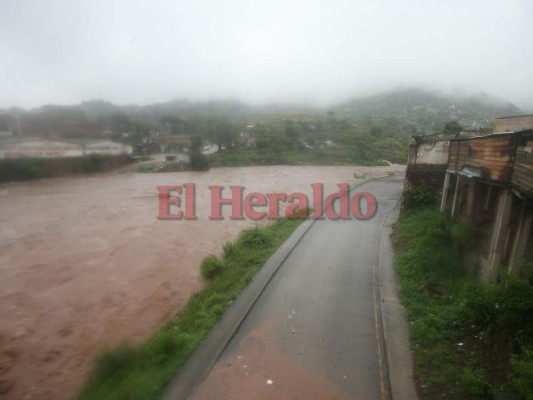 Impactantes imágenes de la crecida del río Choluteca en la capital de Honduras