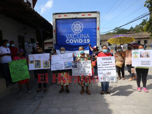 FOTOS: Con pancartas y sonrisas Ojojona recibe vacunas donadas por El Salvador  