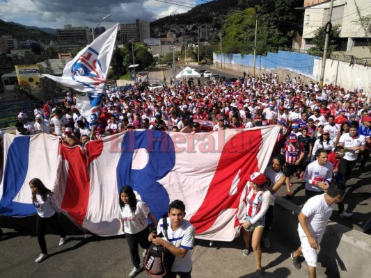 Afición merengue pone el ambientazo en el Nacional previo al duelo Olimpia vs Marathón