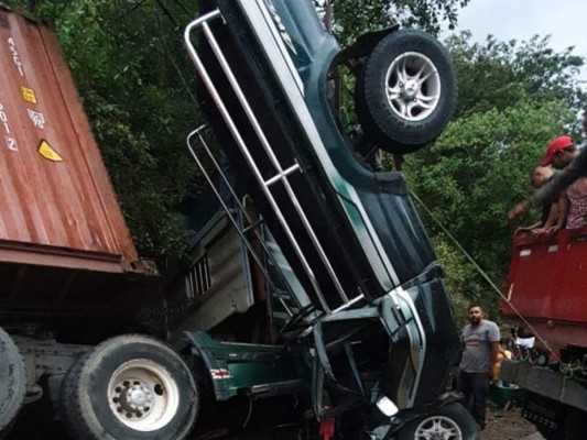 Las primeras fotos del fatal accidente entre una rastra y un pick up en Germania