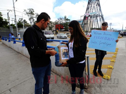 FOTOS: Capitalinos muestran su apoyo a Wilson Berríos en recolecta