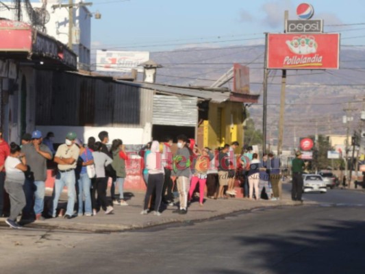 Unos respetando medidas, otros no: Capitalinos se abastecen este jueves