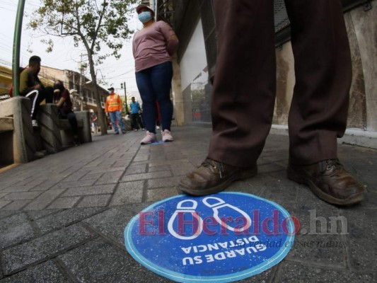 FOTOS: De forma disciplinada capitalinos acuden a los bancos