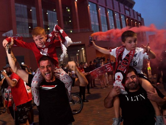 ¡Se les olvidó la pandemia! Miles celebran el título del Liverpool