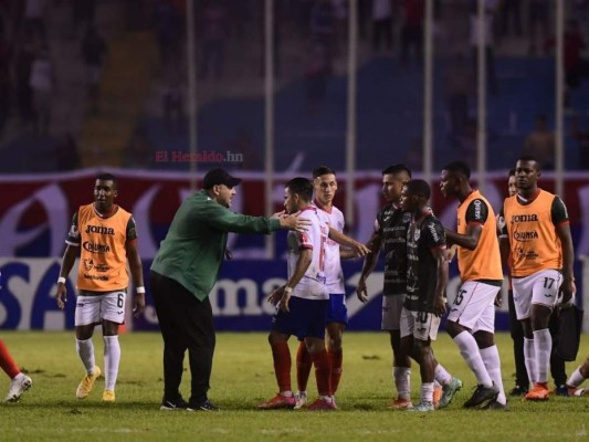 Jugadores de Olimpia y Marathón protagonizaron zafarrancho contra el arbitraje de Melissa Pastrana