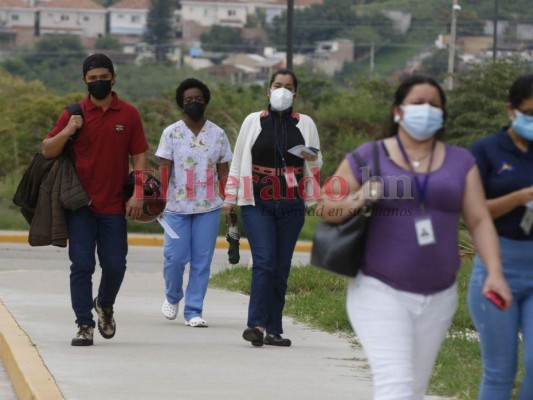 Así arrancó la cuarta jornada de vacunación para terminar de inmunizar al personal médico en la capital (FOTOS)  