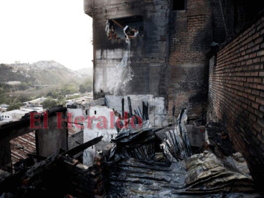 Drama, dolor y pérdidas materiales dejó incendio en la colonia Divanna (Fotos)