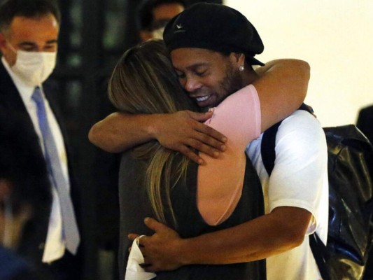 FOTOS: Así fue la llegada de Ronaldinho al hotel donde guardará prisión