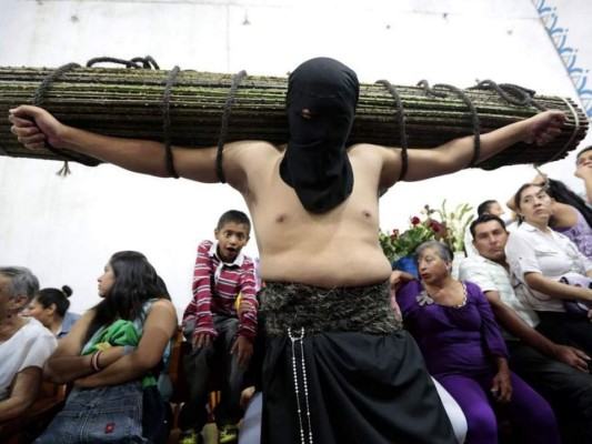 FOTOS: Los viacrucis más dolorosos y extremos del mundo