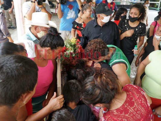 Dramática despedida a víctimas de alcohol adulterado en Choloma (FOTOS)