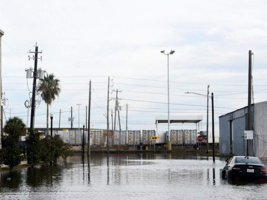 FOTOS: Destrucción, inundaciones y muertos tras el paso de Laura en EEUU