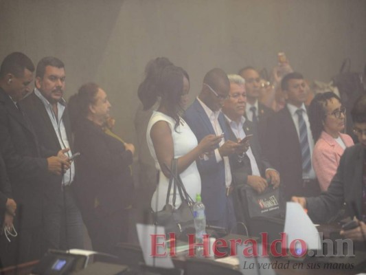 FOTOS: Empujones, cohetes y bengalas; así fue el nuevo acto de insurrección en el Congreso Nacional