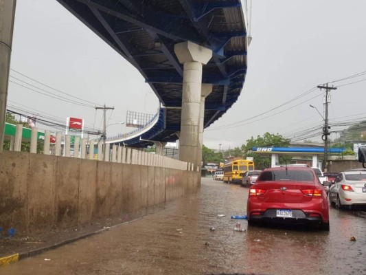 Tráfico, inundaciones y carros atascados por fuerte lluvia en la capital