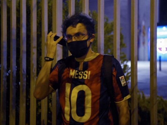 FOTOS: Aficionados del Barcelona devastados y enojados por salida de Messi