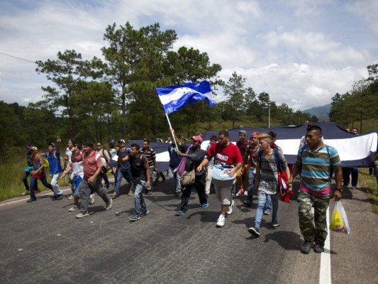 Con documentos en mano, caravana de migrantes hondureños avanza a través de Guatemala rumbo a EEUU